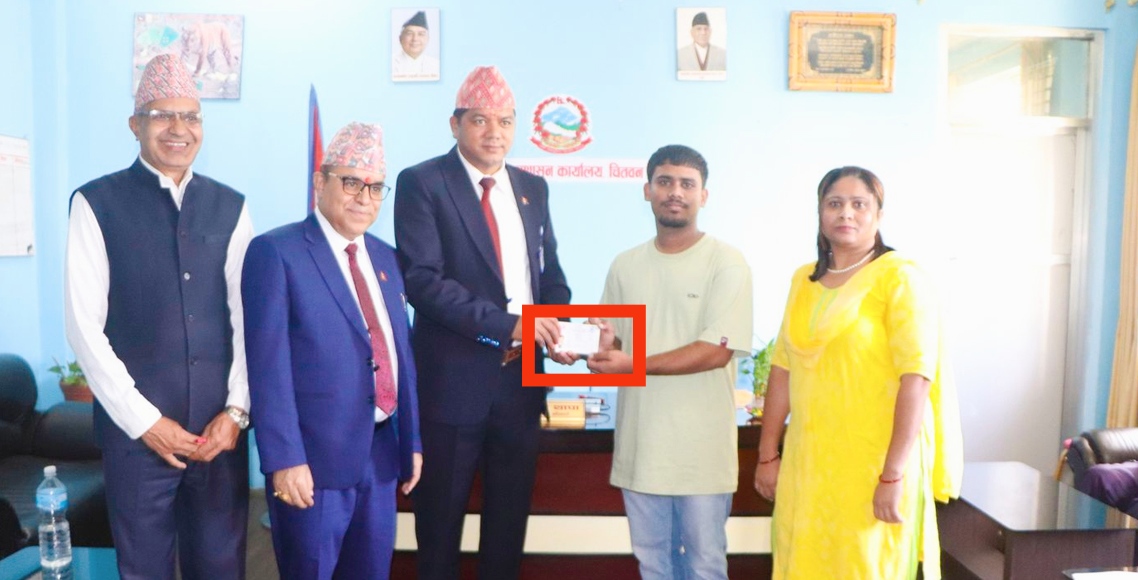 चितवनमा पहिलो पटक बाबु नभएको स्वघोषणा गरेर आमाको नामबाट नागरिकता