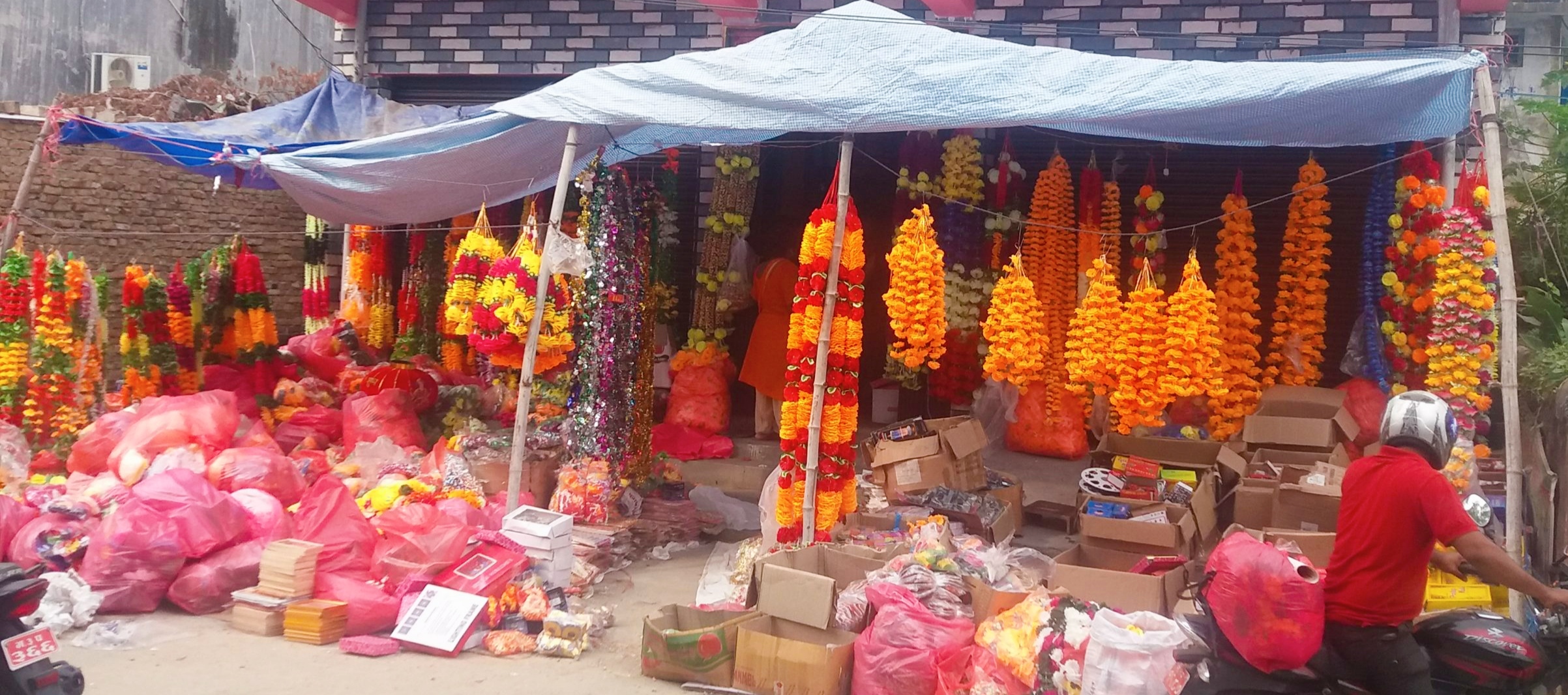 तिहारको मुखमा प्लास्टिकको फूलमा वन्देज लगाएपछि व्यापारीहरु पीडित
