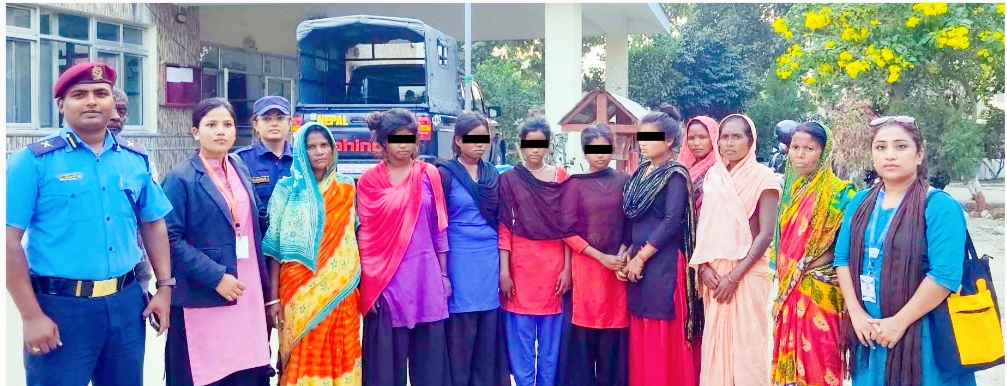 महोत्तरी प्रहरीले सम्पर्क विहीन भएका ५ जना किशोरीहरु अभिभावकको जिम्मा