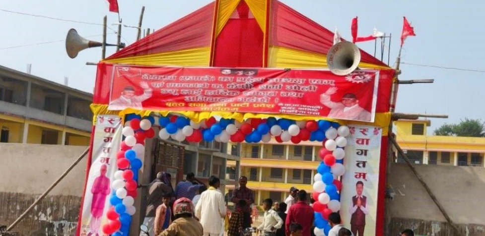 बिरगंजको विद्यालयमा बिदा दिएर केपी ओलीको उपस्थितिमा पार्टी प्रवेश कार्यक्रम