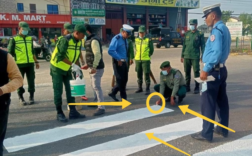 ट्राफिक प्रहरी र नगर प्रहरीले कोहलपुर नेपालगन्ज सडकहरुमा जेब्रा क्रसमा रंगरोगन
