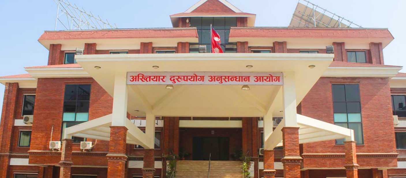 ३ जना २ लाख ५० हजार घुससहित पक्राउ