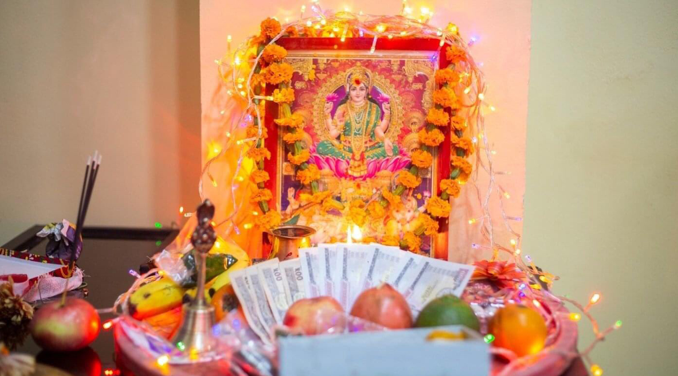 आज बेलुका लक्ष्मीको पूजाआराधना गरी श्रद्धा भक्तिपूर्वक लक्ष्मीपूजा मनाइँदै