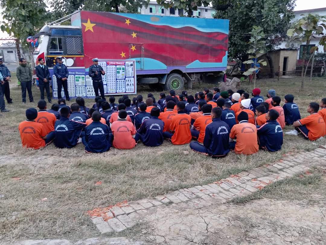 बाँके ट्राफिकले दुर्घटना न्यूनीकरणका लागि स्कुलहरुमा सचेतना कार्यक्रम गर्दै
