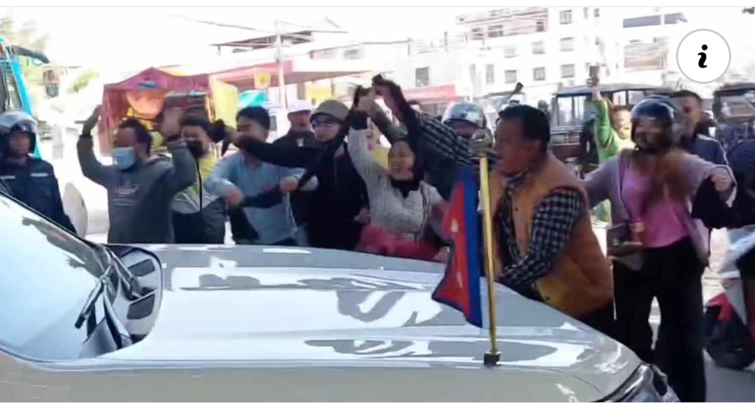 कोशी प्रदेशका मुख्यमन्त्री केदार कार्की चढेको गाडीमा पहिचानवादीले ढुंगामुढा
