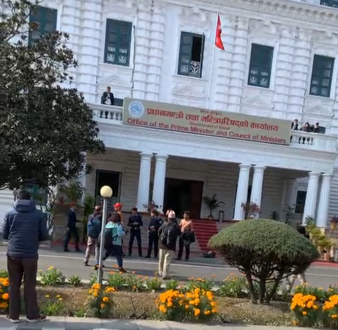 प्रधानमन्त्री कार्यालयमै अर्धनग्न प्रदर्शन, तीन जना पक्राउ