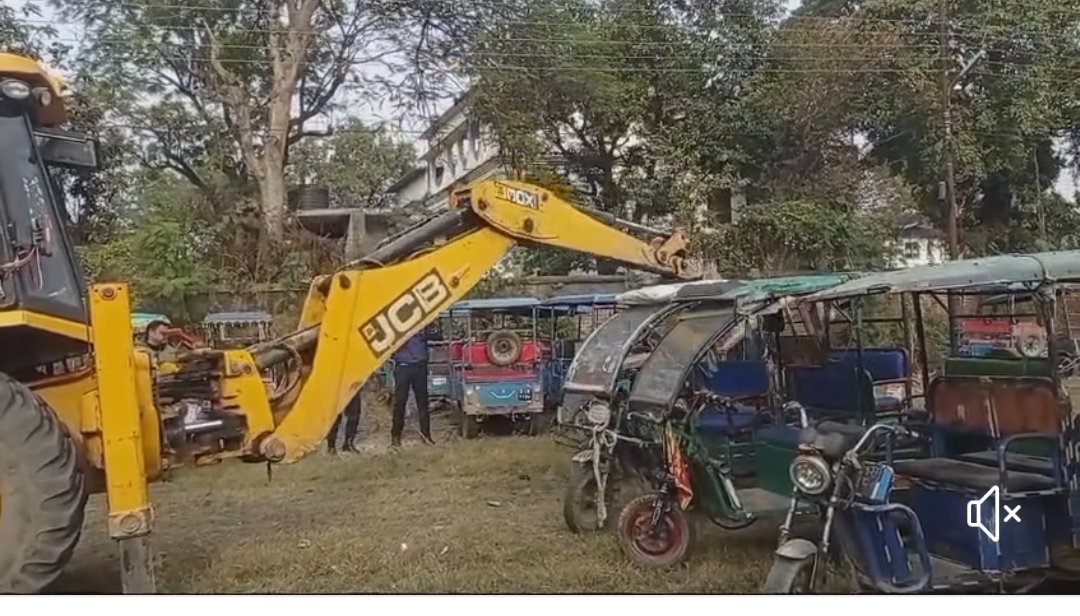 नेपालगन्ज उपमहानगरपालिकाले नियन्त्रणमा लिएका अवैध रुपमा सञ्चालित ई–रिक्सा नष्ट गर्न सुरु