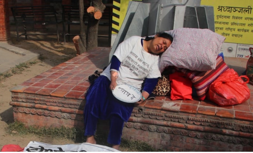 रत्नपार्कस्थित शान्ति बाटिकाबाट बाहिर निकालेपछि न्यायाधीश भुवन गिरीकी पत्नी आरती रावलले विष सेवनको प्रयास