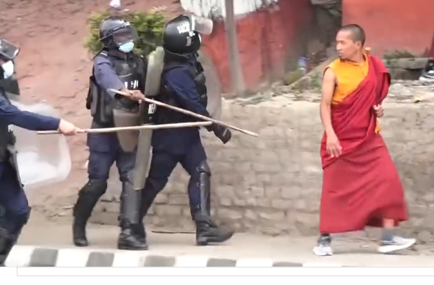 बौद्ध भिक्षुमाथि प्रहरीले काठमाडौँमा गरेको दुर्व्यवहारको सामाजिक सञ्जालमा आलोचना