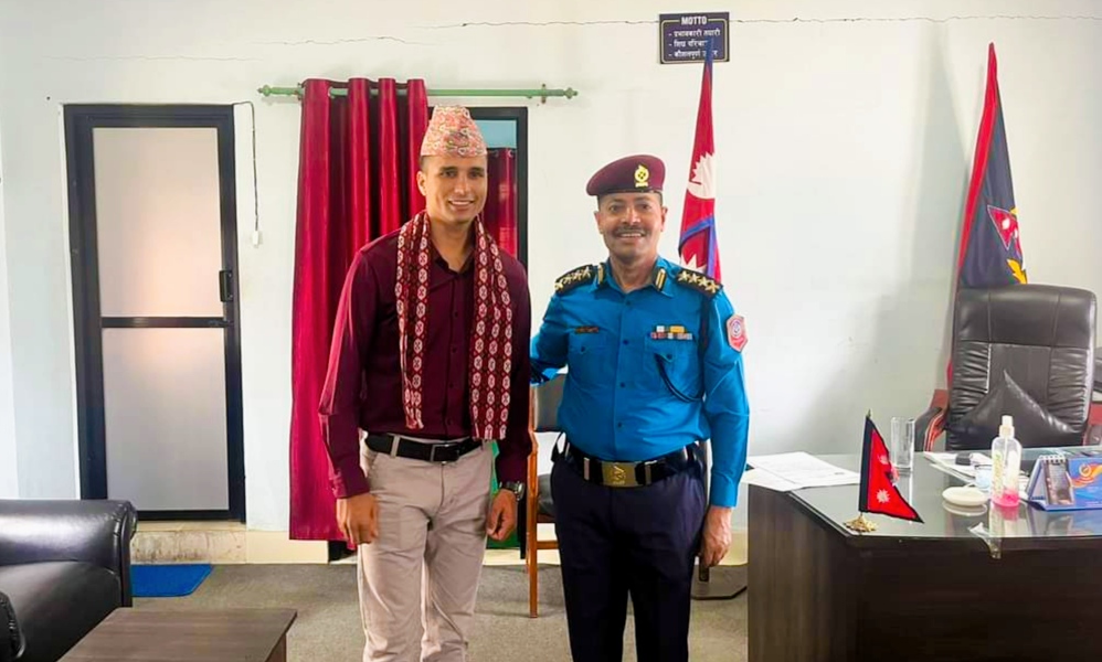 प्रहरी निरीक्षक भट्टराईलाई एसएसपी बिकले खादा र अभिर लगाई स्वागत गर्दै