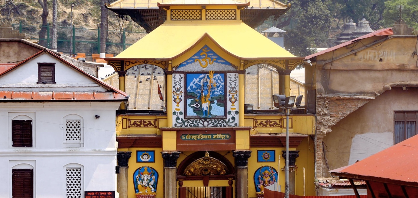 पशुपतिनाथ मन्दिरमा चढाइएको भेटी गन्ने क्रममा चोरी गर्ने व्यक्ति पक्राउ