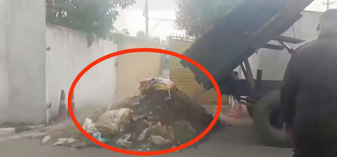 महानगरले सडक डिभिजन कार्यालयको गेटमा फोहोर फालेपछि २ निकायबीच विवाद उत्पन्न