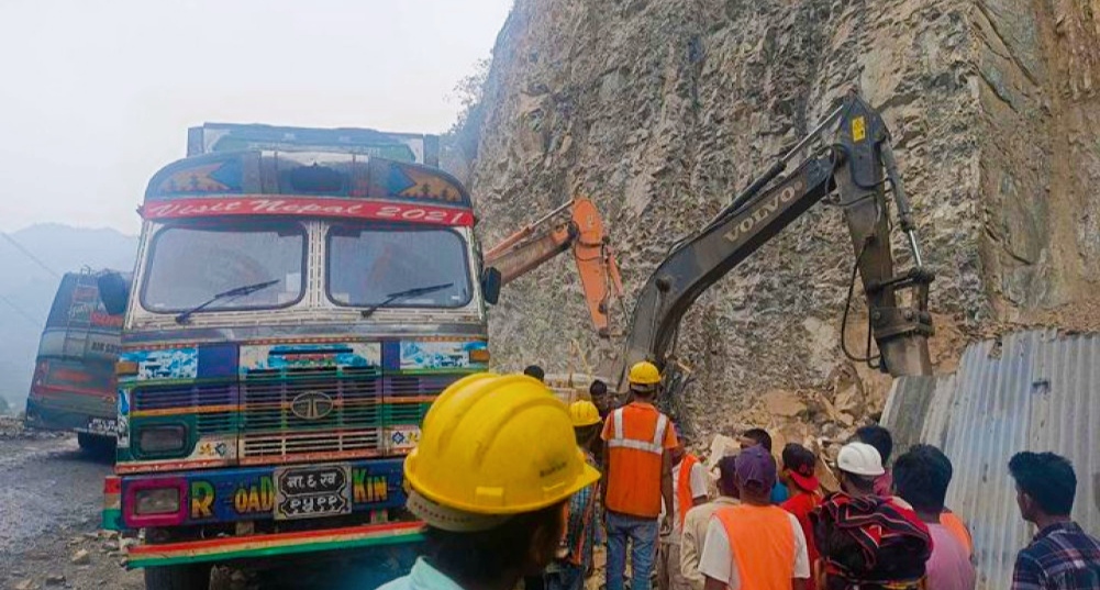 मुग्लिन सडकमा नाला खन्दै गरेको एक्स्काभेटरमाथि ढुंगा खस्यो