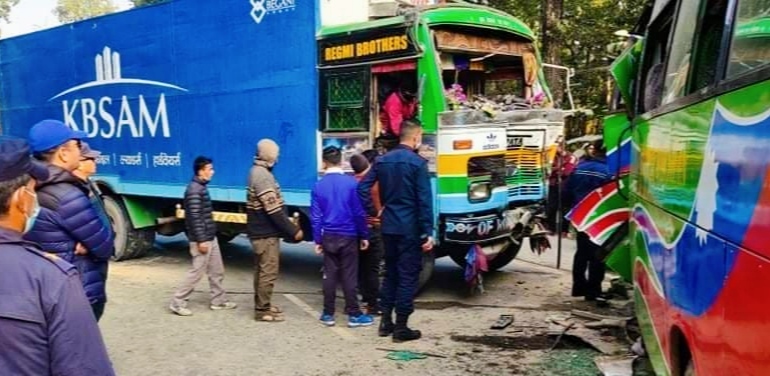 मुग्लिन सडकमा ४ वटा गाडी दुर्घटना हुँदा १ जनाको मृत्यु २३ जना घाइते