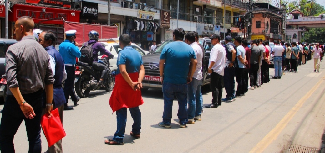 काठमाडौँ न्युरोडको सडकलाई साँघुरो पार्ने महानगरको योजना स्थानीयले विफल पार्ने