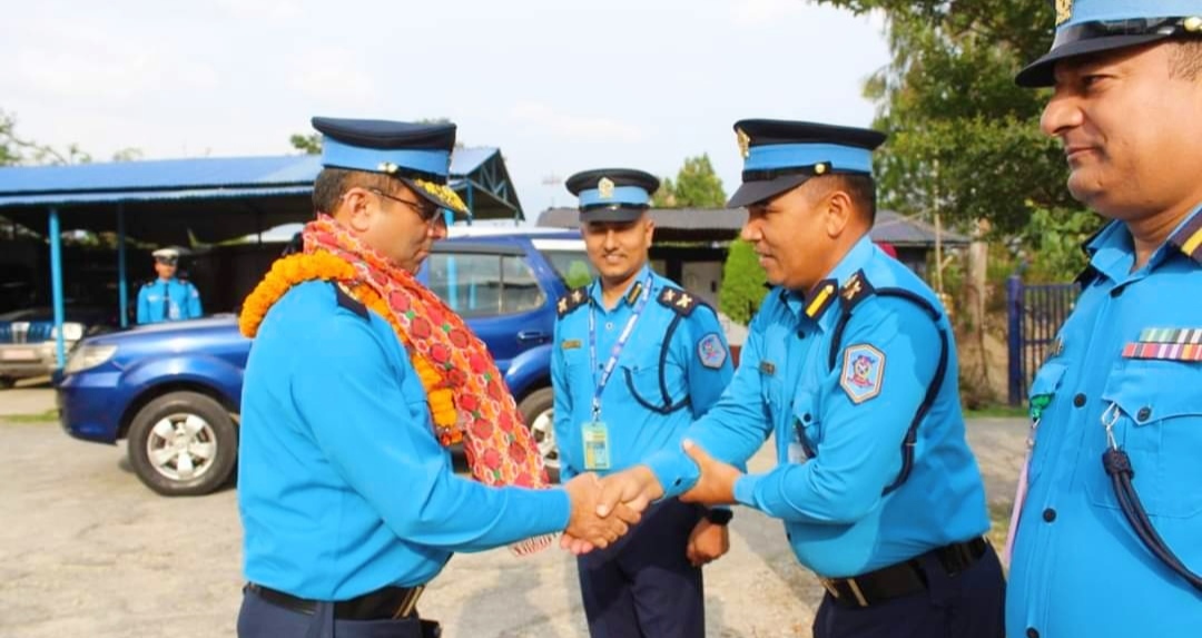 डिआईजी शर्मालाई दर्ज्यानी चिन्ह सुशोभन पश्चात निर्देशन सम्बोधन