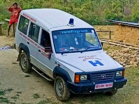 राजपुर वडा ७ स्थित सिमगजमरी नाकामा पहिलो पटक एम्बुलेन्स पुगियो स्थानीयहरु खुशी