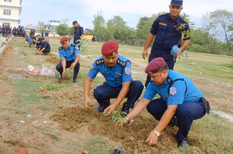 गणतन्त्र दिवसको अवसरमा रुपन्देही प्रहरीमा बृक्षारोपण कार्यक्रम सम्पन्न