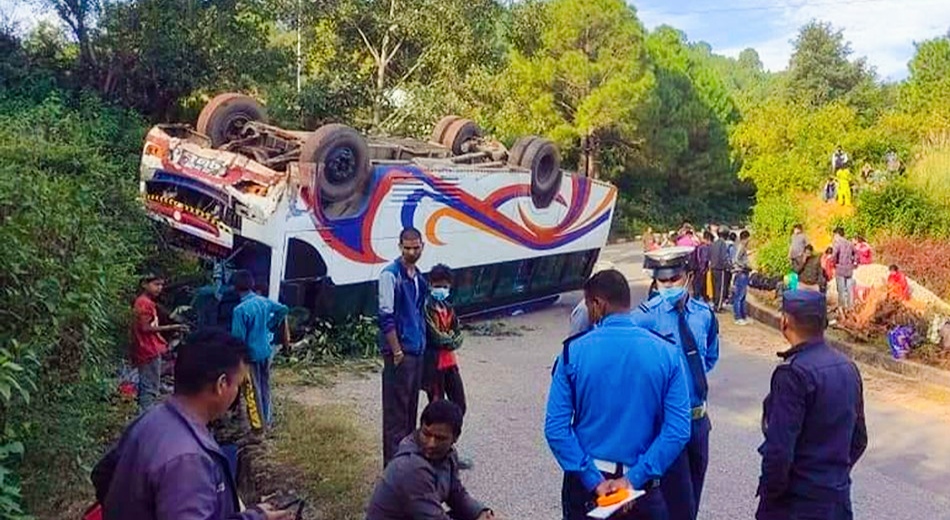 मकवानपुरको ज्यामिरे सडकमा बस दुर्घटना २० जना घाइते