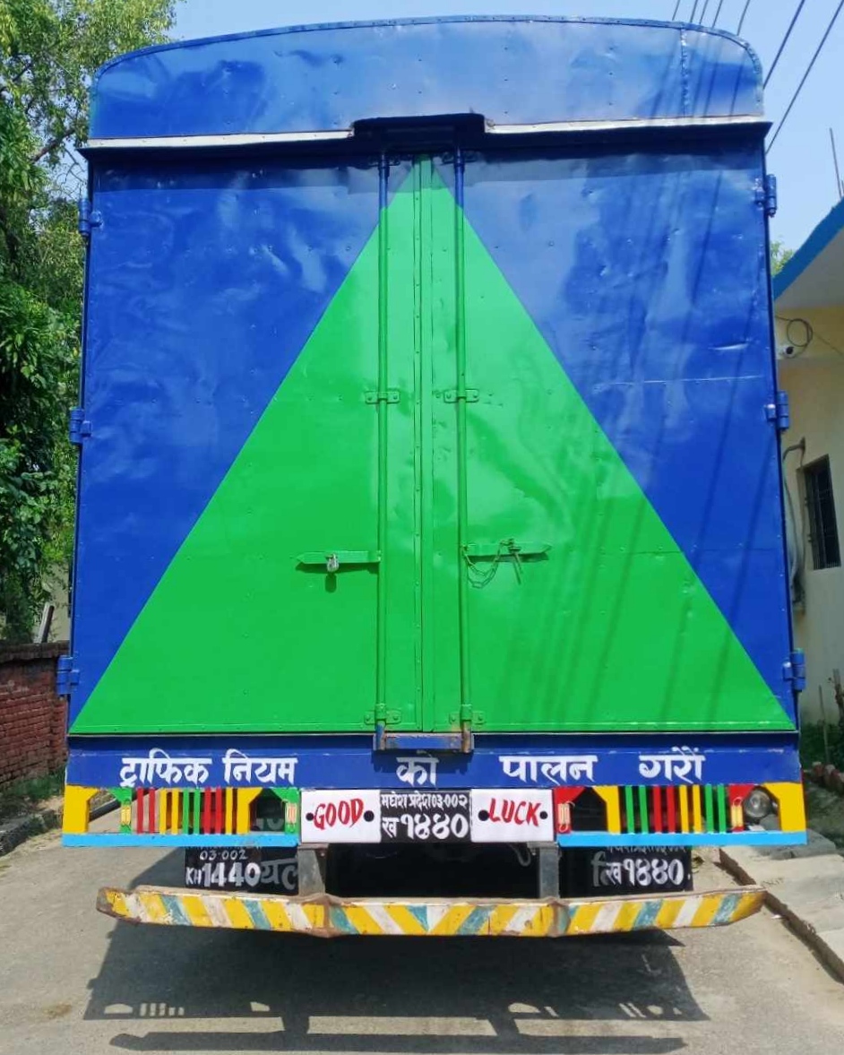 पर्सा प्रहरीले अबैध हार्डवेयर तथा खुद्रा सामानहरु एवं मालवाहक ट्रक पक्राउ