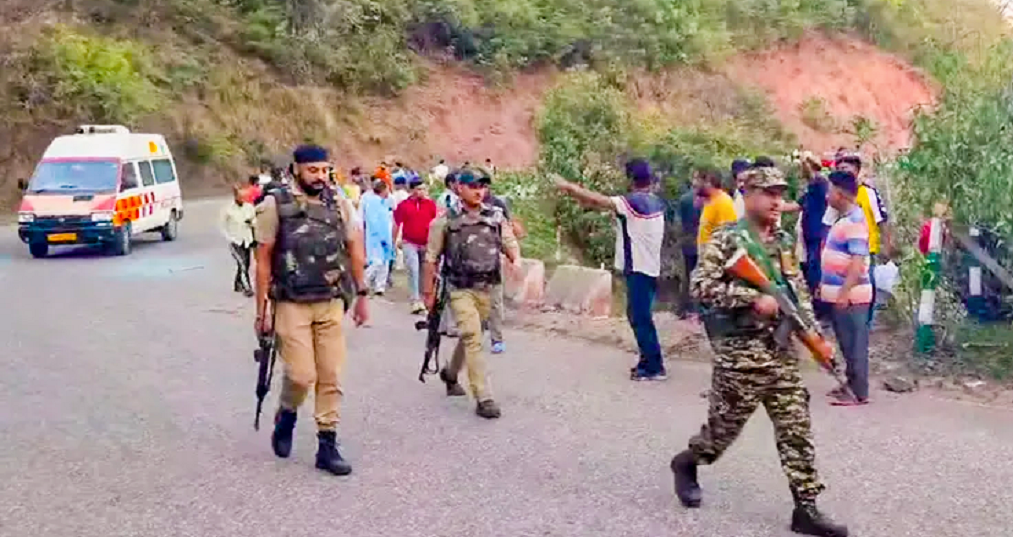 भारतको जम्मूकश्मीरमा तीर्थयात्री बोकेको बसमा आक्रमण १० जनाको मृत्यु ३३जना घाइते