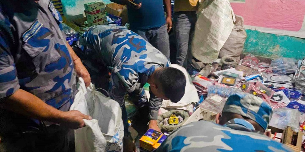 सशस्त्र प्रहरी पर्साले अवैध गोदाममा छापा मारेर ४४ लाख मूल्य बराबरको सामानहरु पक्राउ