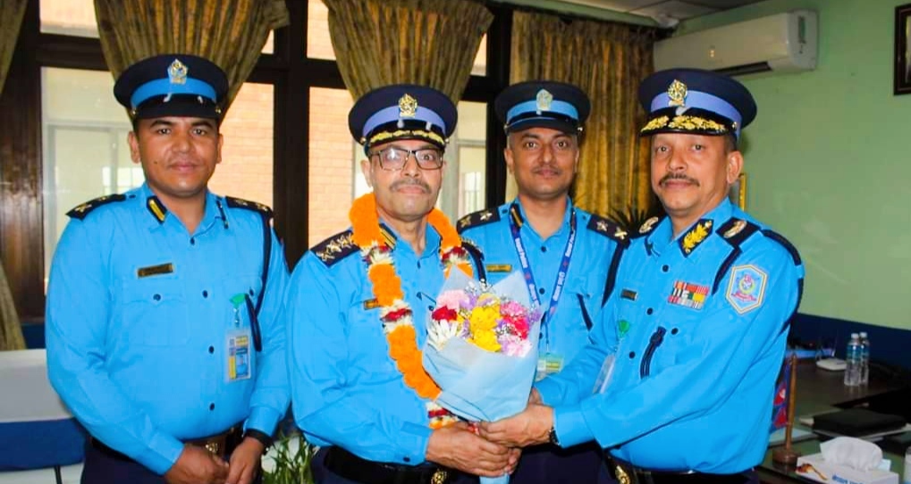 वरिष्ठ प्रहरी उपरीक्षक एसएसपी डम्बर बिकलाई काठमाडौं विमानस्थलमा स्वागत