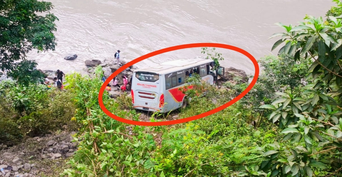 नेपालगन्जबाट काठमाडौं जादै गरेको बस चितवनमा दुर्घटना १२ जना घाइते