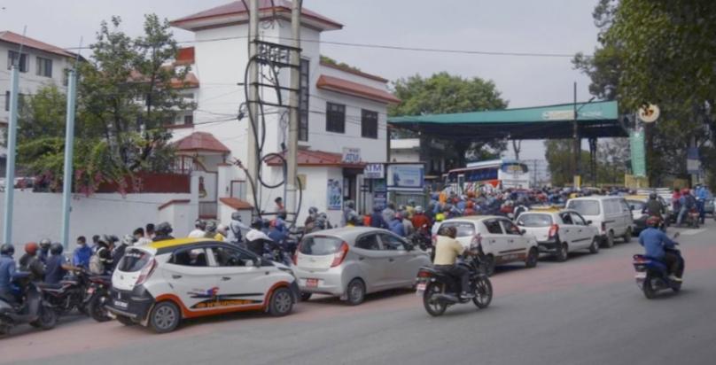 काठमाडौं उपत्यकामा पेट्रोल पम्पहरूमा सवारी साधनहरुको ताँती