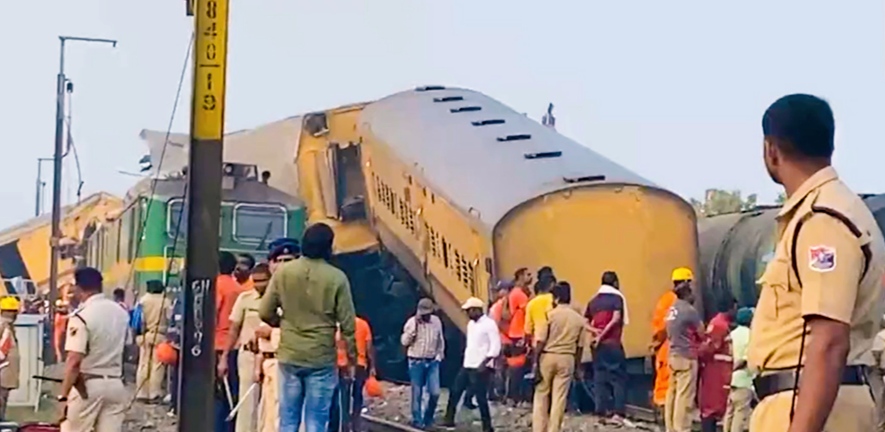 पश्चिम बंगालको दार्जिलिस्थित यात्रुबाहक रेल ठोक्किँदा १५ जनाको मृत्यु