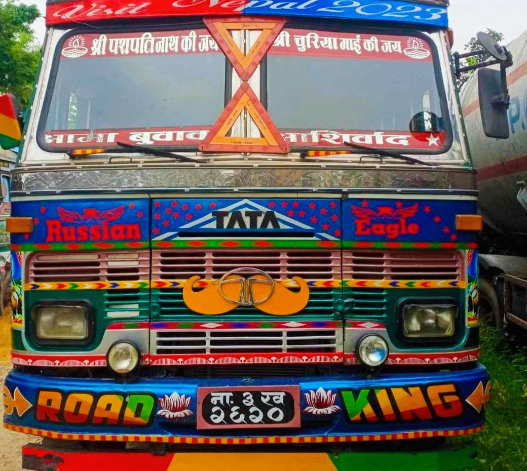 पर्सा प्रहरीले २ करोड भन्दा धेरै हार्डवेयर कपडा तथा खुद्रा सामानसहित ट्रक पक्राउ