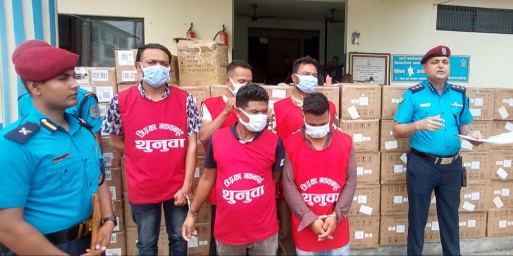 ५८ कार्टुन करिब २ करोड ७० लाख रुपैयाँ भेपसहित ५ जनालाई प्रहरीले पक्राउ गर्‍यो