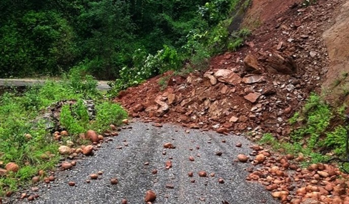 शनिबार रातभरको बर्षा पहिरोले डुम्रे बेंसीसहर सडकखण्ड अबरुद्ध