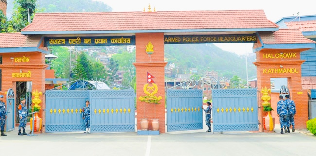 सशस्त्र प्रहरीले नेता तथा पत्रकारसँग भेटघाट गरेमा कडा कारबाहीको चेतावनी