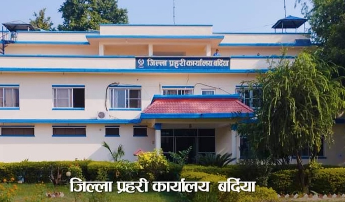 बर्दियामा प्रहरी हौँ भन्दै पैसा माग्ने २ जना पक्राउ