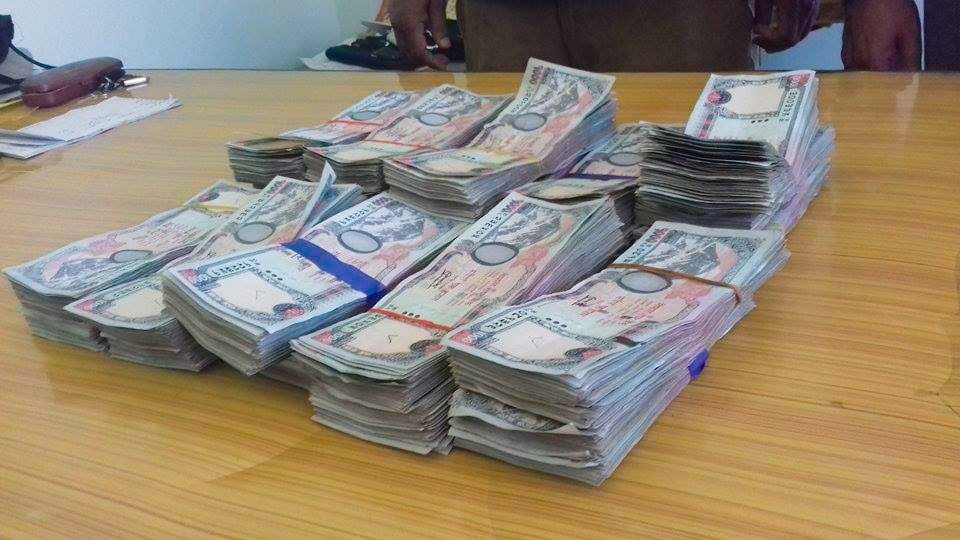 पर्सा प्रहरीले स्रोत नखुलेको ५ लाख ५० नगद सहित एक जना पक्राउ