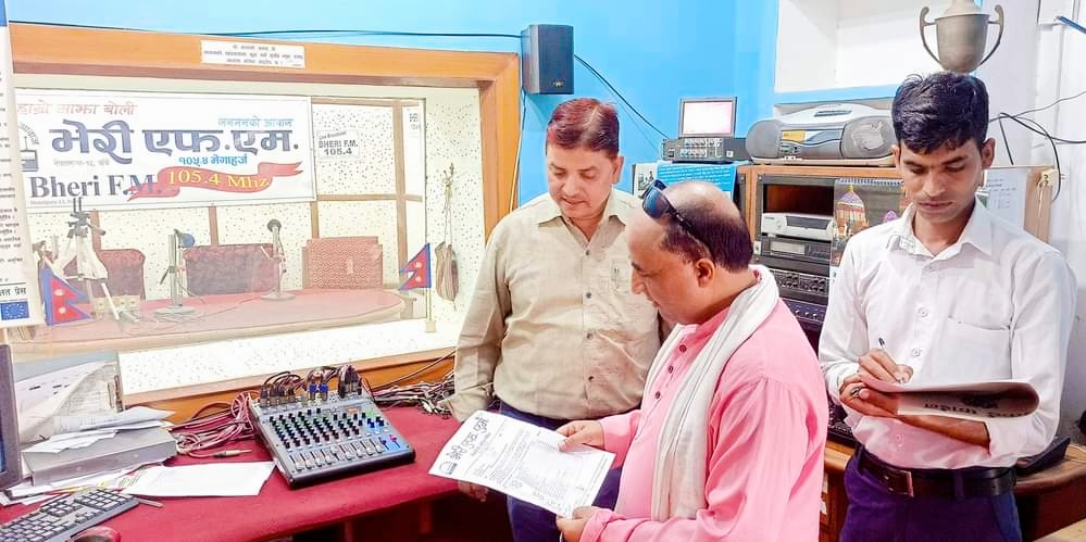 भेरी एफएममा जिल्ला हुलाक बाँकेका प्रमुख गाेविन्द पाण्डेकाे नेतृत्वकाे अनुगमन