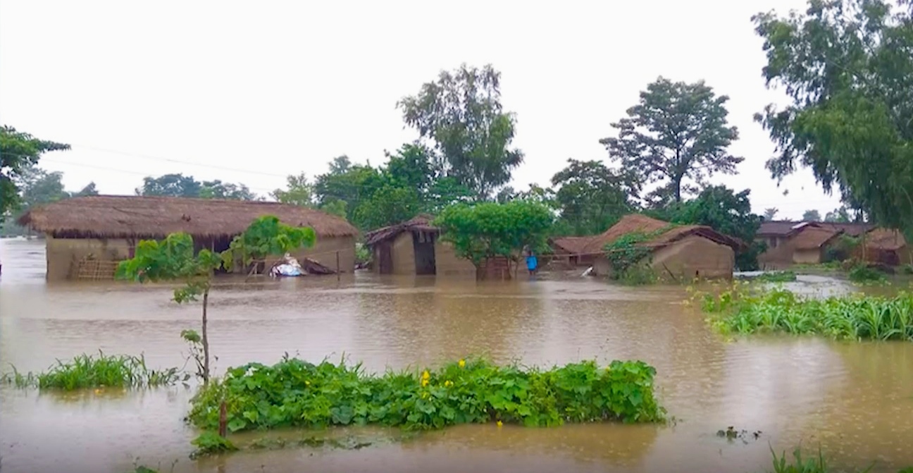 सर्लाही जिल्लामा भारि बर्षाका कारण जलमग्न दर्जनौं बस्तीहरु डुबानमा