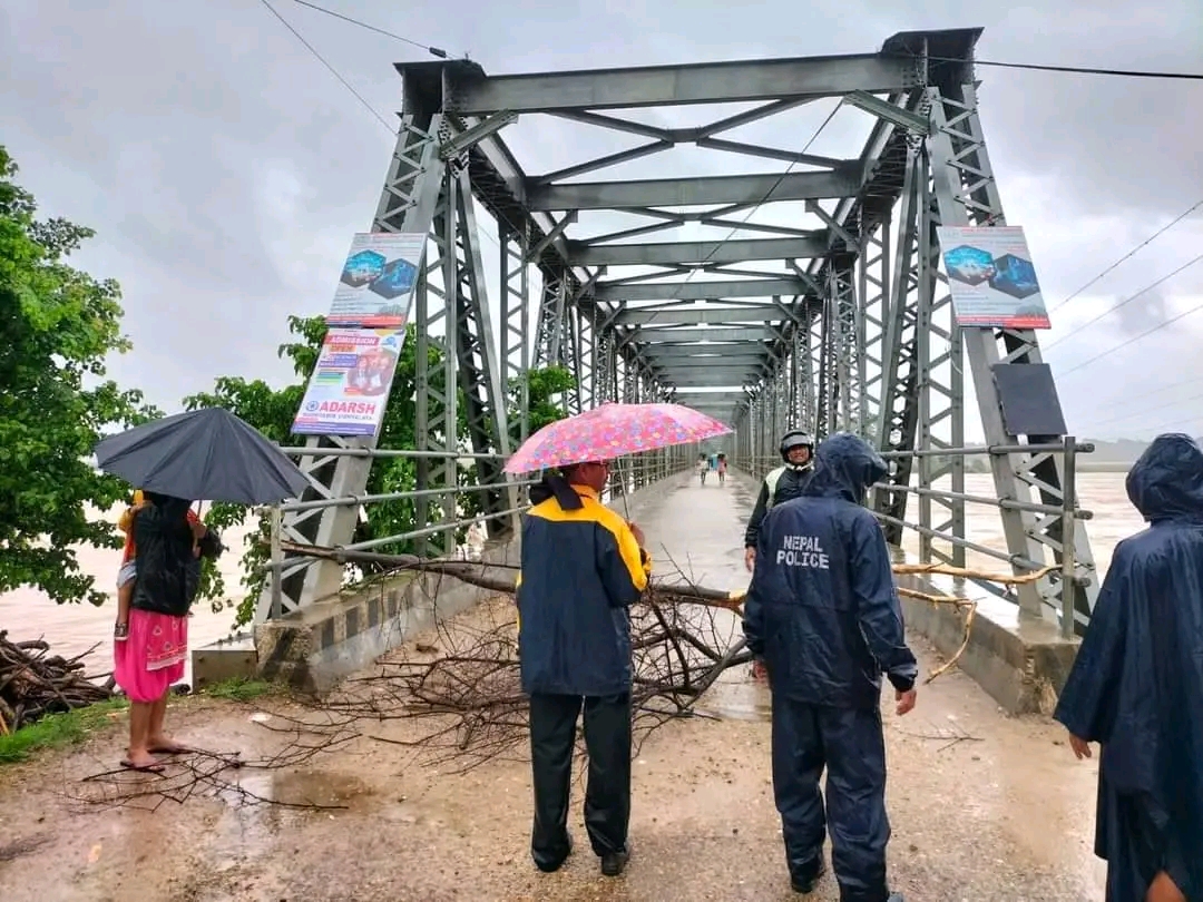 बाढीले नदीमा पानीको बहाव बढेपछि राप्ती पुलमा सवारीसाधन चलाउन बन्देज