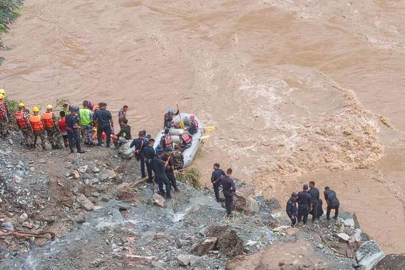 मुग्लिन सडक खण्डको त्रिशूली नदीमा खसेका २ बसको खोजी बिहानदेखि पुनः