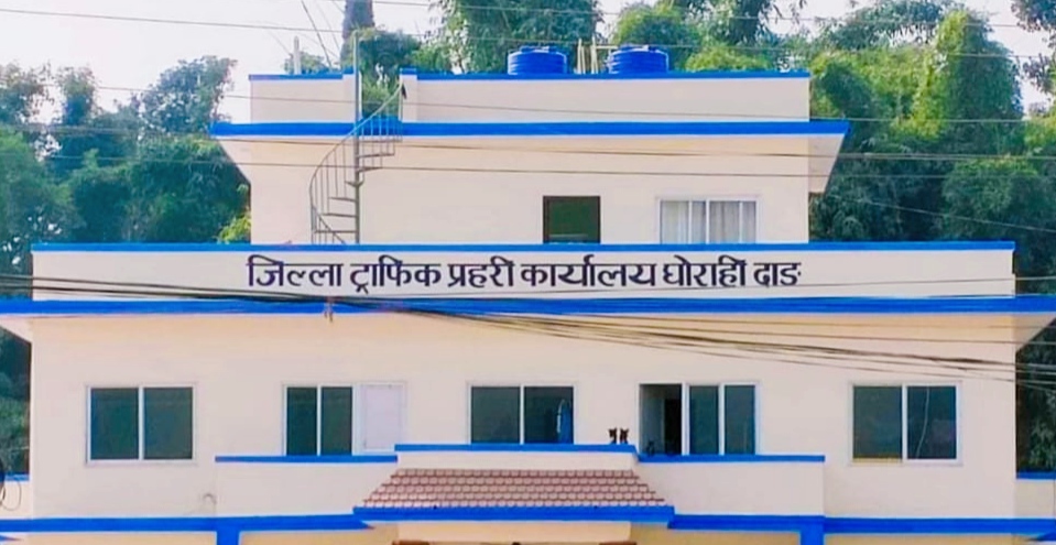 दाङ ट्राफिकले सवारी साधन नियमन गर्दै सवारी चेकजाँचमा तीब्रता ट्राफिक प्रमुख शाही