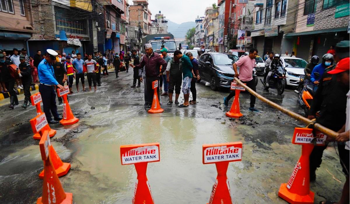 काठमाडौंको सोह्रखुट्टेमा सडक भासियो