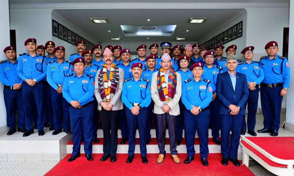 नेपाल प्रहरीका दुईजना एआईजी जोशी र डिआईजी पोख्रेलको आईजिपी कुँवरद्वारा बिदाई