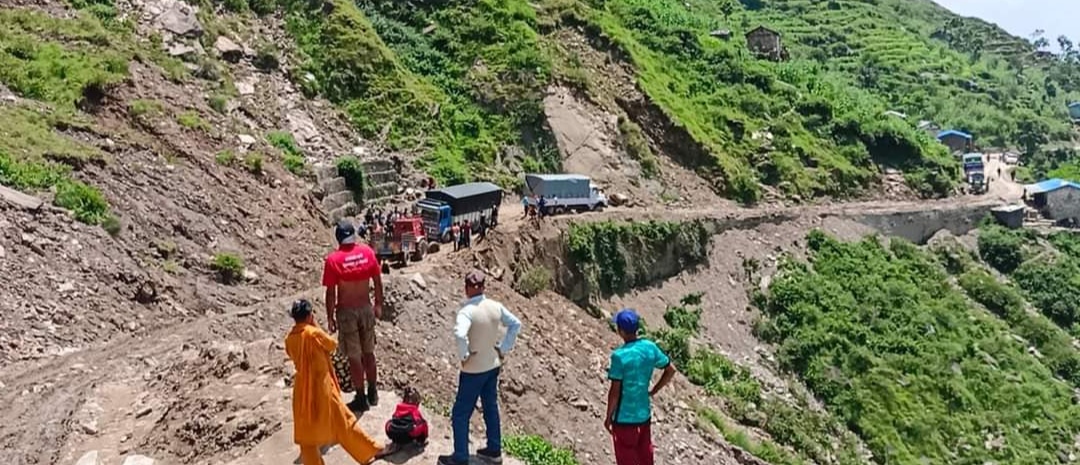 रातभर परेको झरीले देशभर ११ वटा सडकखण्ड अवरुद्ध : सडक विभाग