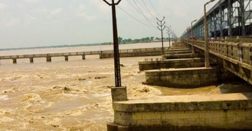 पानीको बहाव धेरै बढ्दै गएपछि कोशी ब्यारेजका ४१ वटा ढोका खोलियो