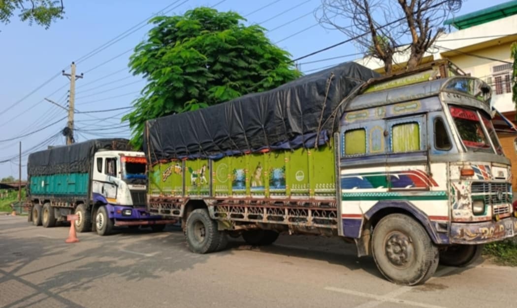एक करोड भन्दा धेरैको हार्डवेयर लगायतका समान र ट्रकहरू पक्राउ