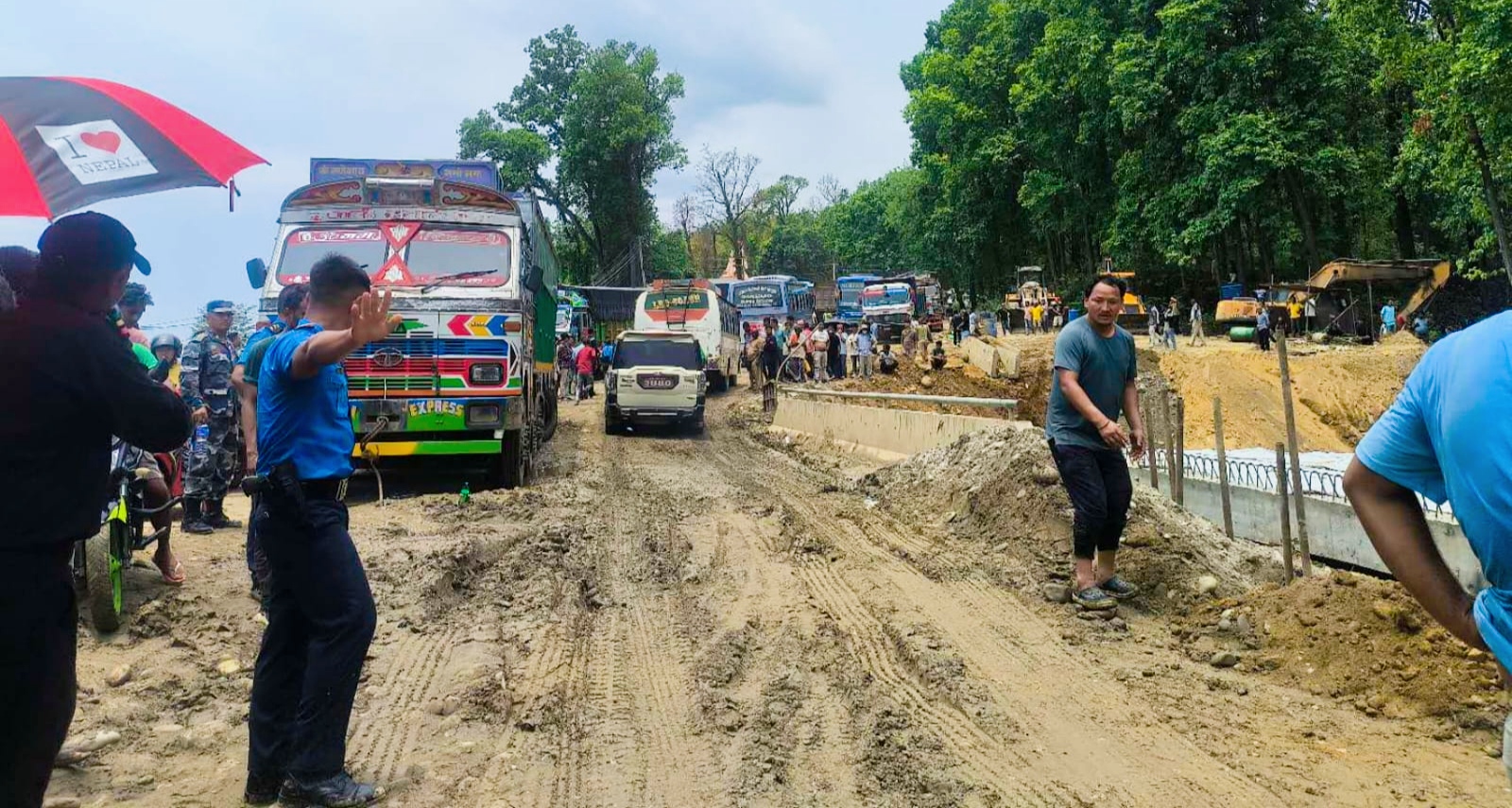 निरन्तर परेको वर्षाको कारण नारायणगढ बुटवल सडक खण्ड विस्तारको काम ठप्प