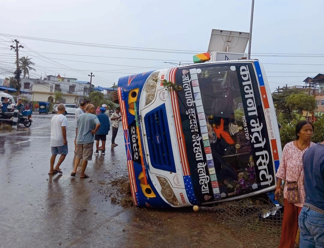 बुटवल भैरवा सडकको शङ्खनगर चोकमा तिब्र गतिको कारण दुर्घटना केही घाइते