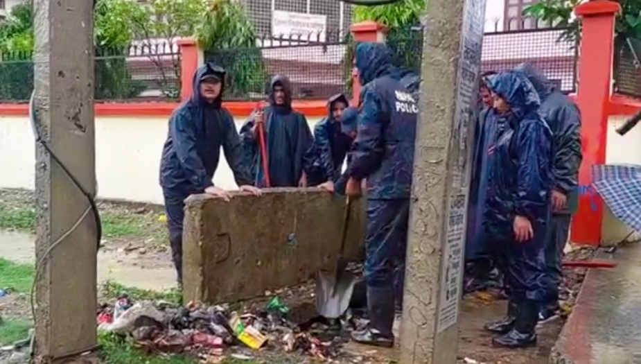 नगरपालिकाले गर्ने काम वडा प्रहरी नेपालगन्जले नाला सरसफाई गर्दै