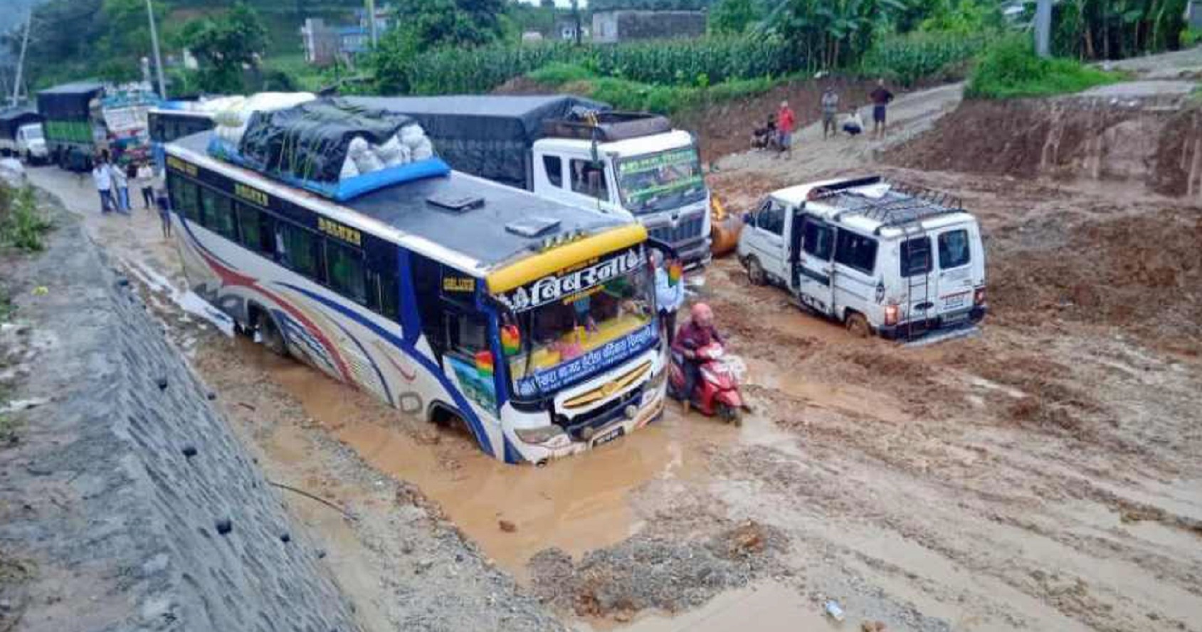 निरन्तरको वर्षाले निर्माणाधीन अरनिको राजमार्ग पुन अवरुद्ध भयो